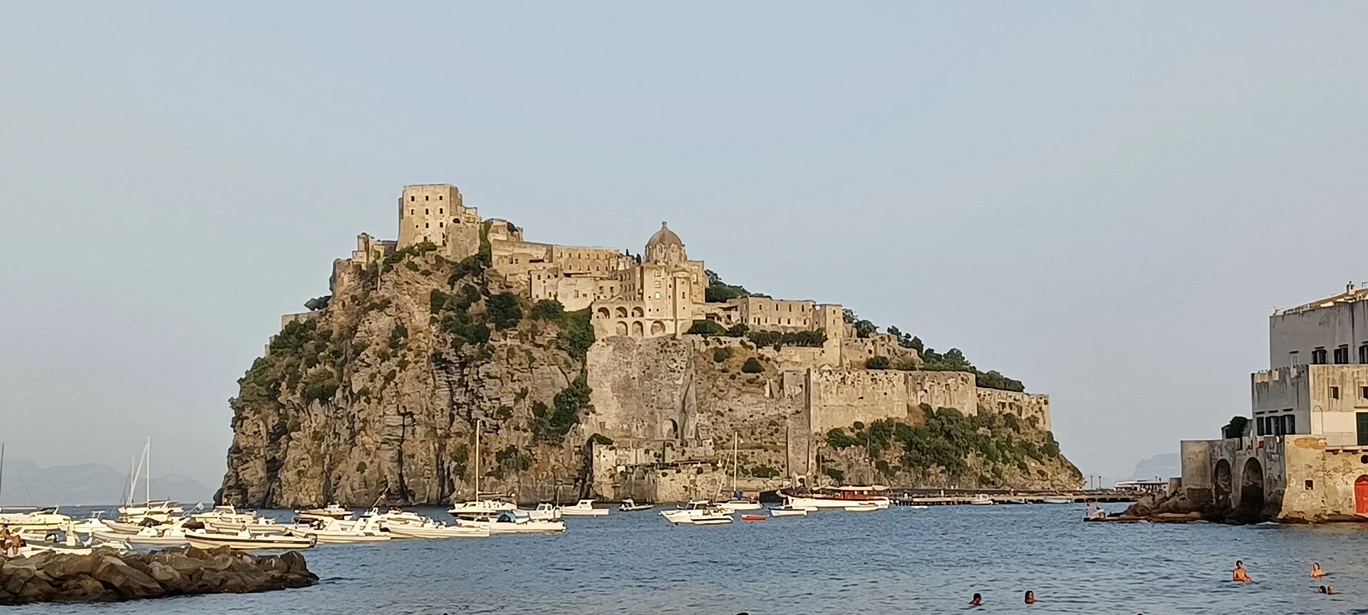 Ischia e il Golfo — L'isola verde dove l'acqua scotta e il tramonto diventa rosso
