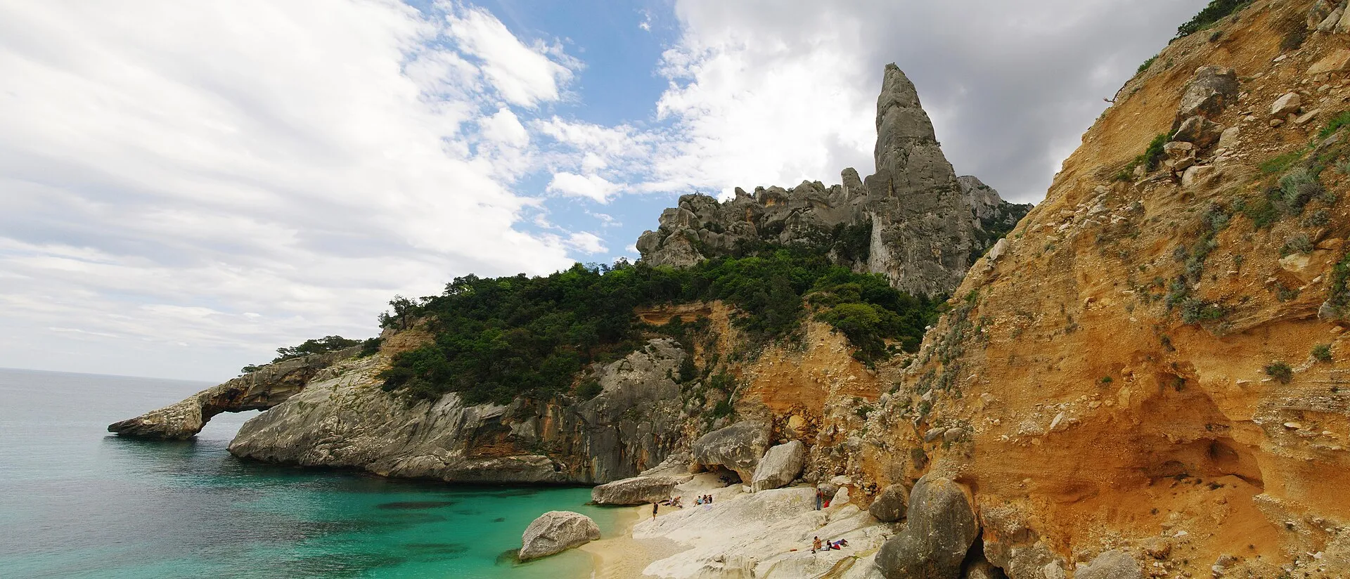 Golfo di Orosei e Baunei — Cale che si raggiungono solo a piedi o dal mare, dove la terra dei pastori finisce a picco sul turchese